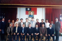 第十屆理監事與黃仲生總幹事合照